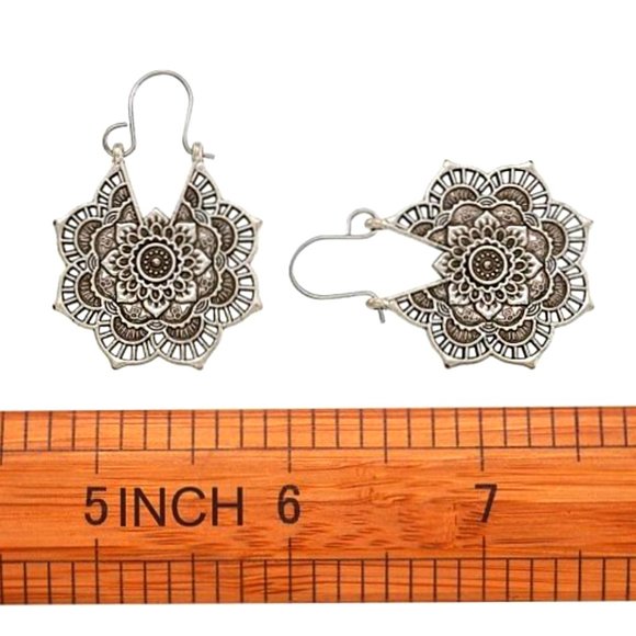 BIG Boho dangle earring Antique silver floral center Pretty Summery NWOT - Picture 3 of 4